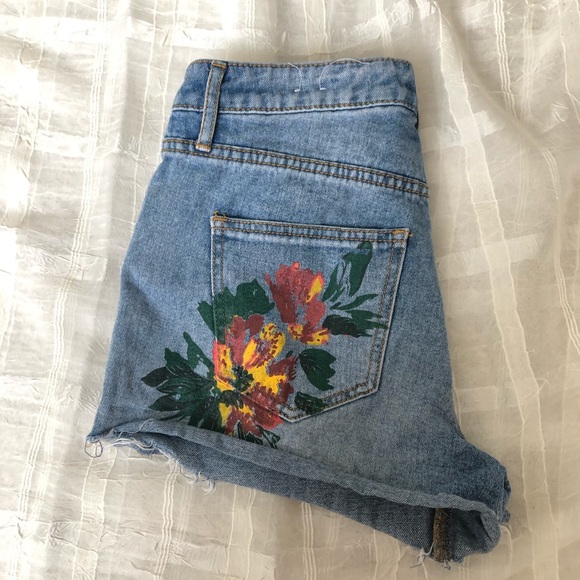Guess Denim Shorts with flower details! - Picture 1 of 5